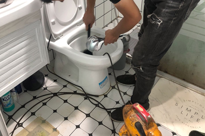 万冲镇疏通下水道