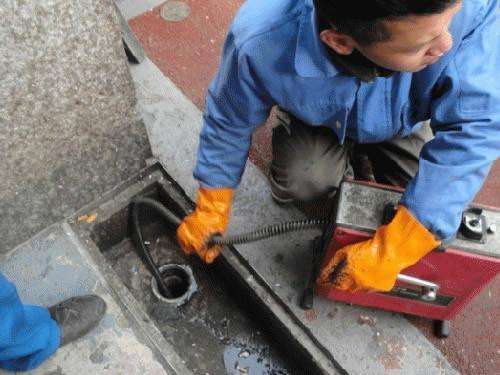 万冲镇疏通下水道