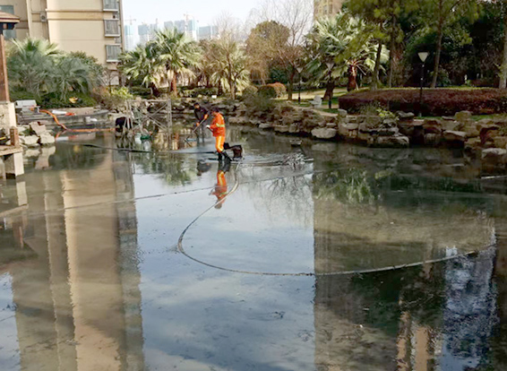 万冲镇景观池淤泥清理