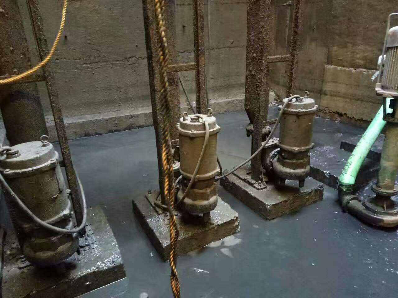 万冲镇污水池清理