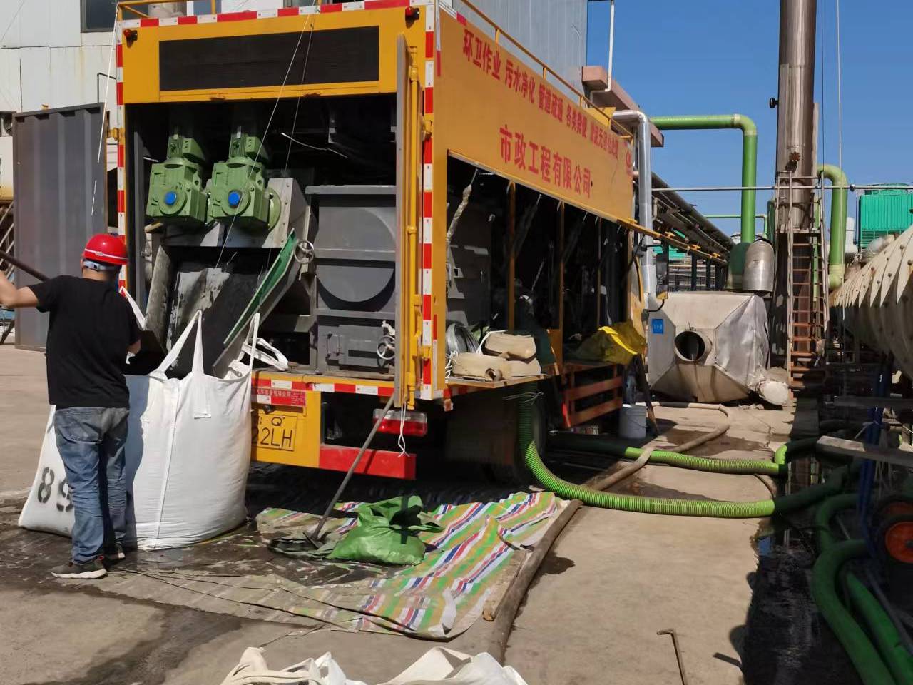 万冲镇淤泥压干处理